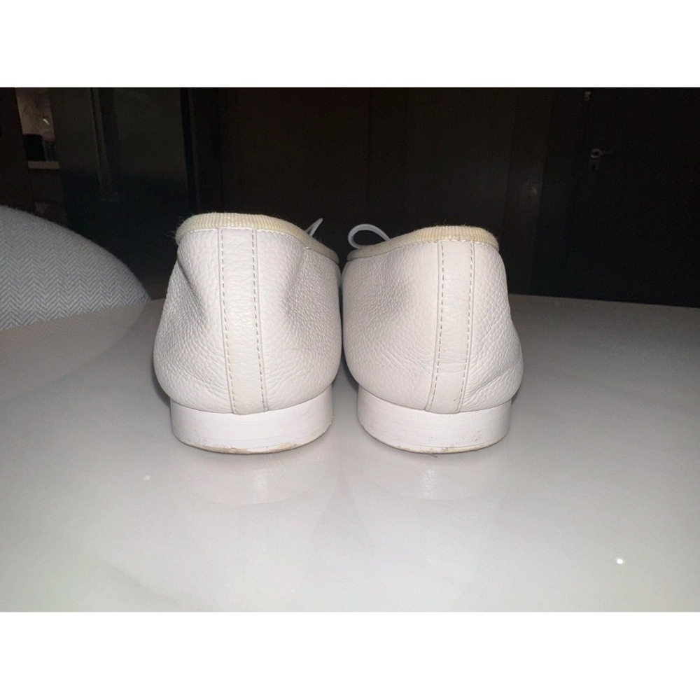 CHANEL Two-Tone White and Black Flats - Picture 7 of 11